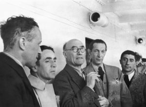 Sur un bateau de gauche à droite Jef Last de profil Louis Guilloux André Gide Jacques Schiffrin et Eugène Dabit 1936
