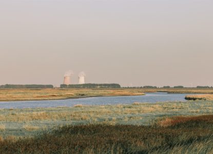 3 natuurgebied met de kerncentrale in de achtergrond