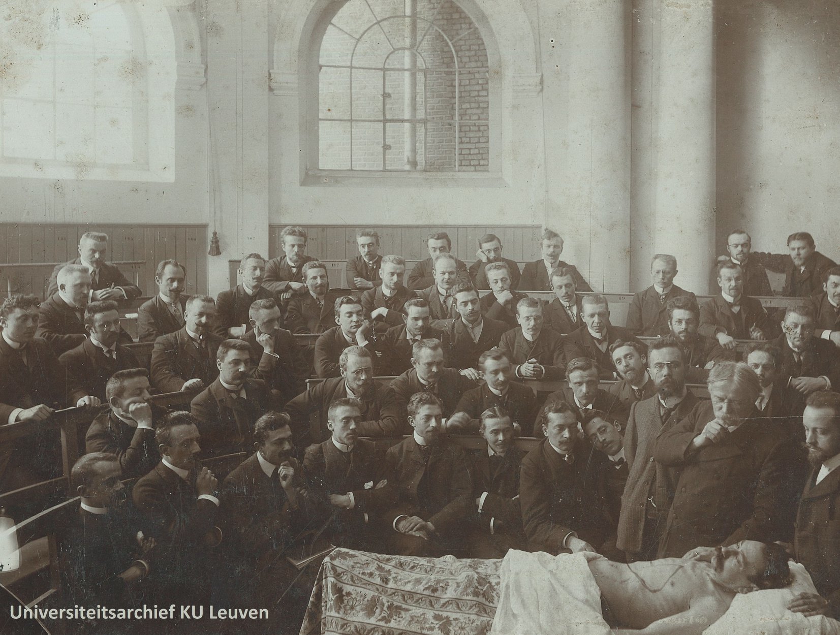 Doctoraatsstudenten volgen college Verriest eind 19e eeuw
