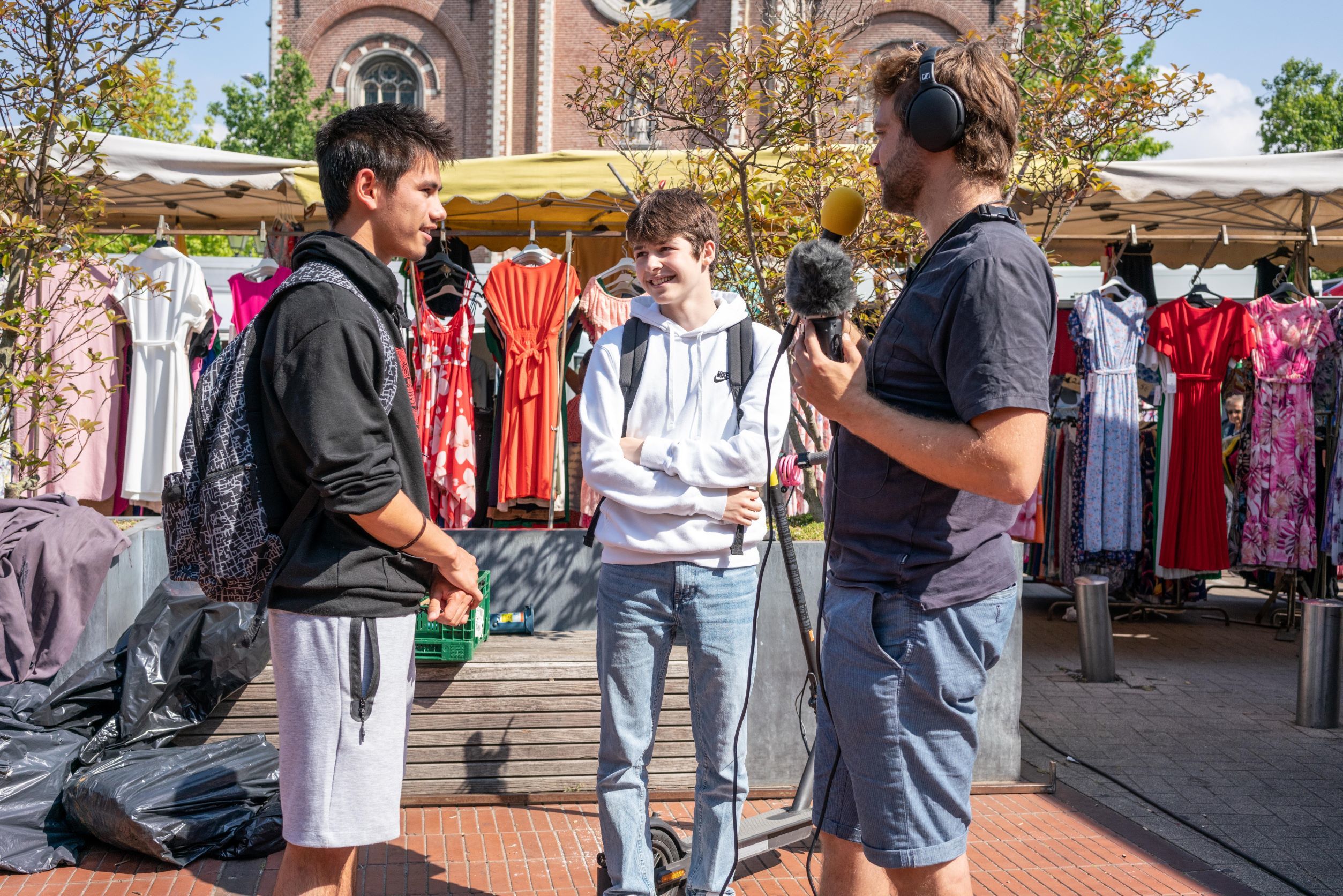 Alim et Matteo se baladent sur le marché de Wetteren ils ont fini leurs examens