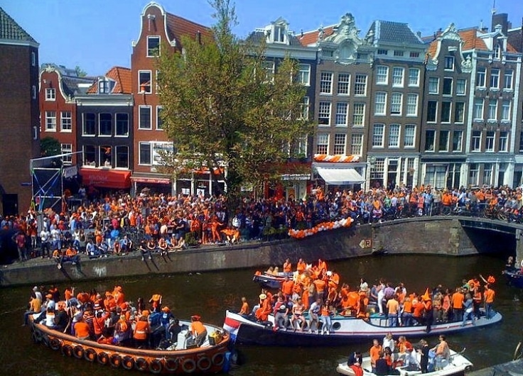 Amsterdams Canals Koningsdag c wikimedia