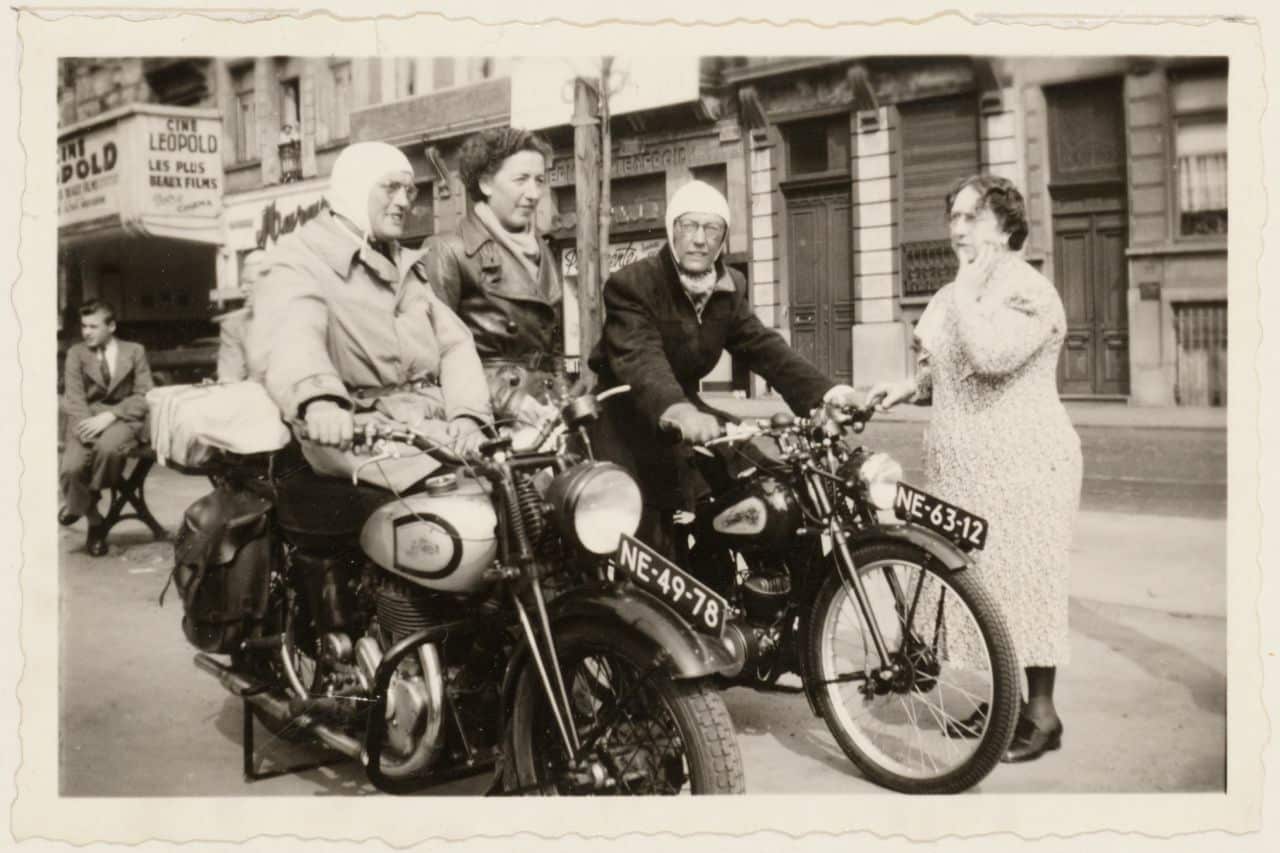 Anna Blaman tweede van rechts met haar zwager Jan Lührs haar zus Corrie en staand rechts haar tante Louise in Brussel litmuseum nl