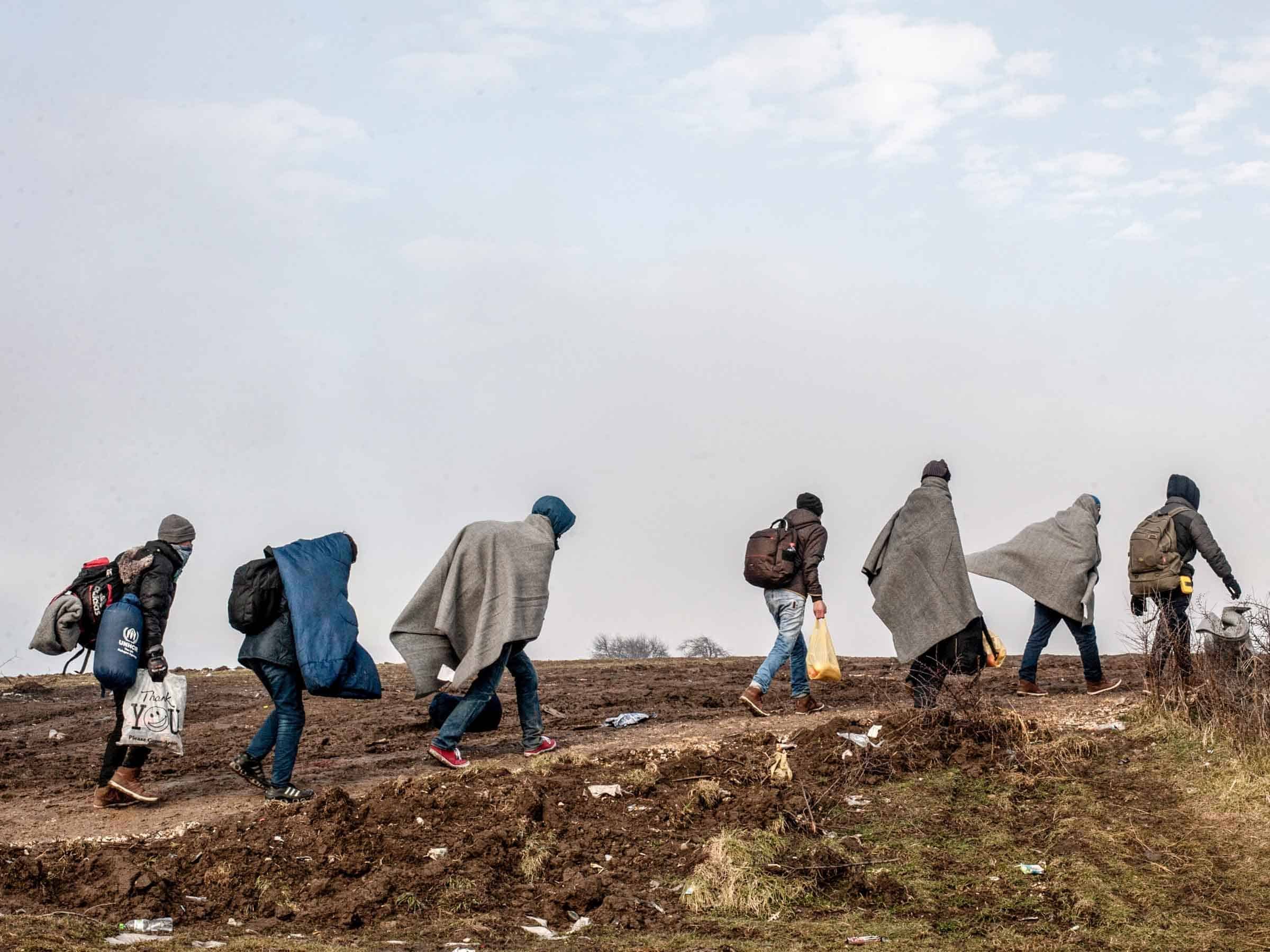 Boeken 12 vluchtelingen te voet balkanroute 2016