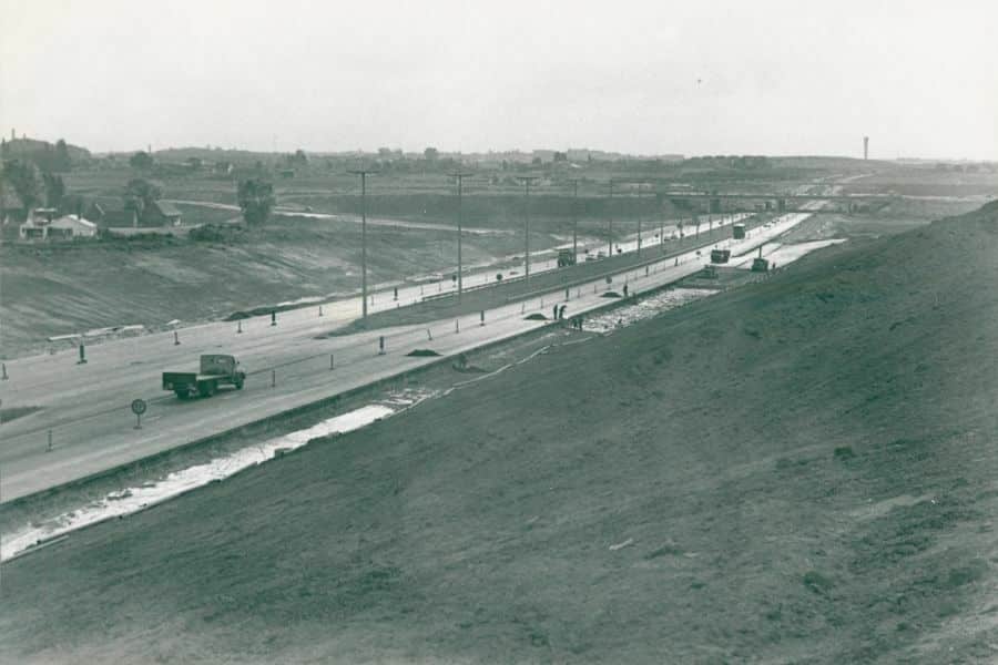 De E3 sleuf bij Kortrijk op de achtergrond De Sjouwer 1970 beeld Stad Kortrijk