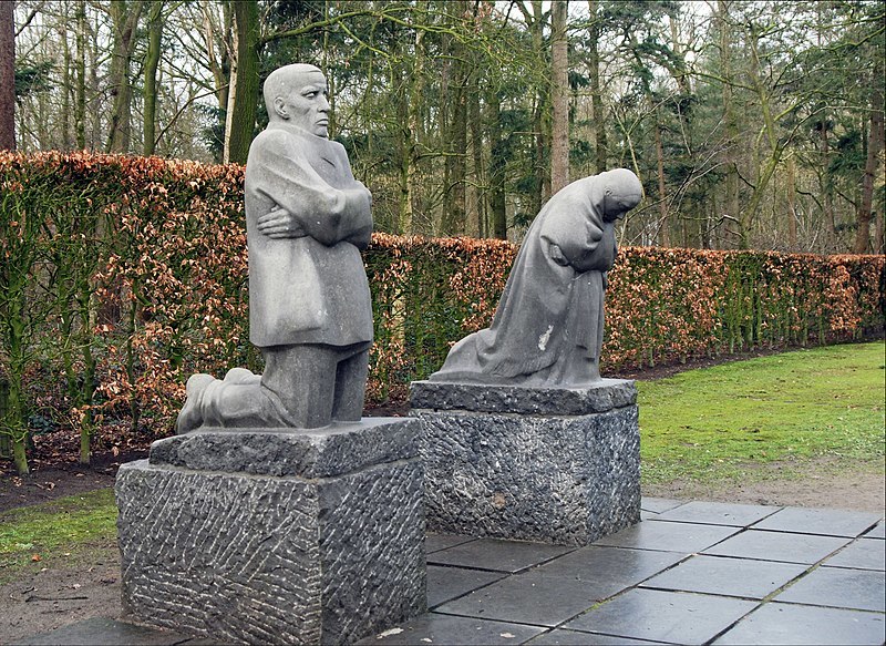 Deutscher Soldatenfriedhof Vladslo Trauernde Eltern CC BY SA 3 0