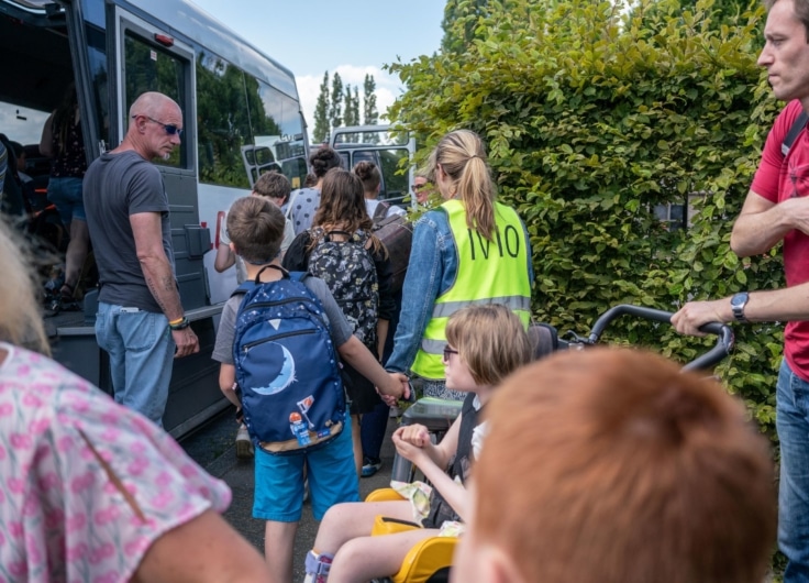 Drin Dring2 Oost VL Des enfants montent dans le bus scolaire