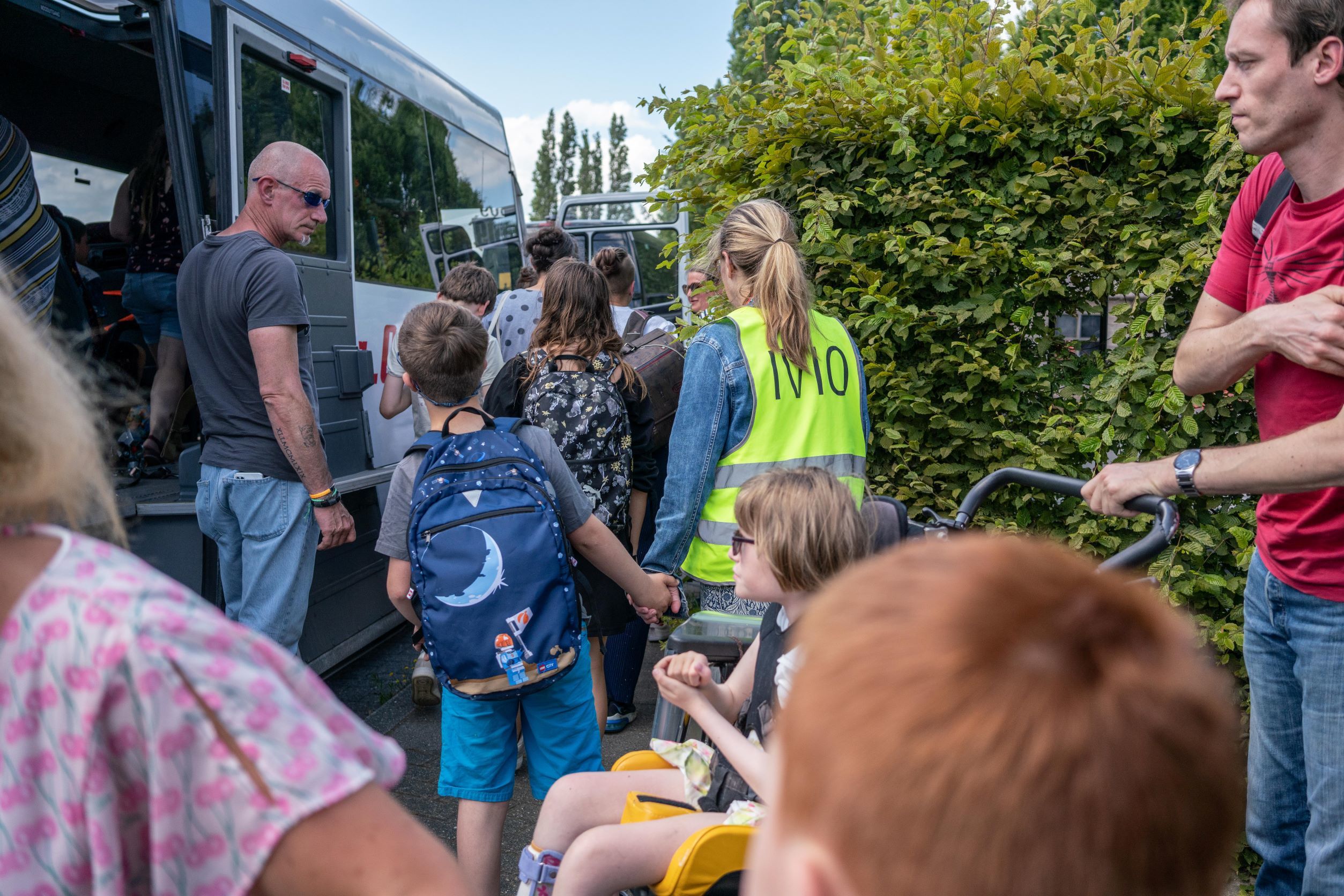 Drin Dring2 Oost VL Des enfants montent dans le bus scolaire