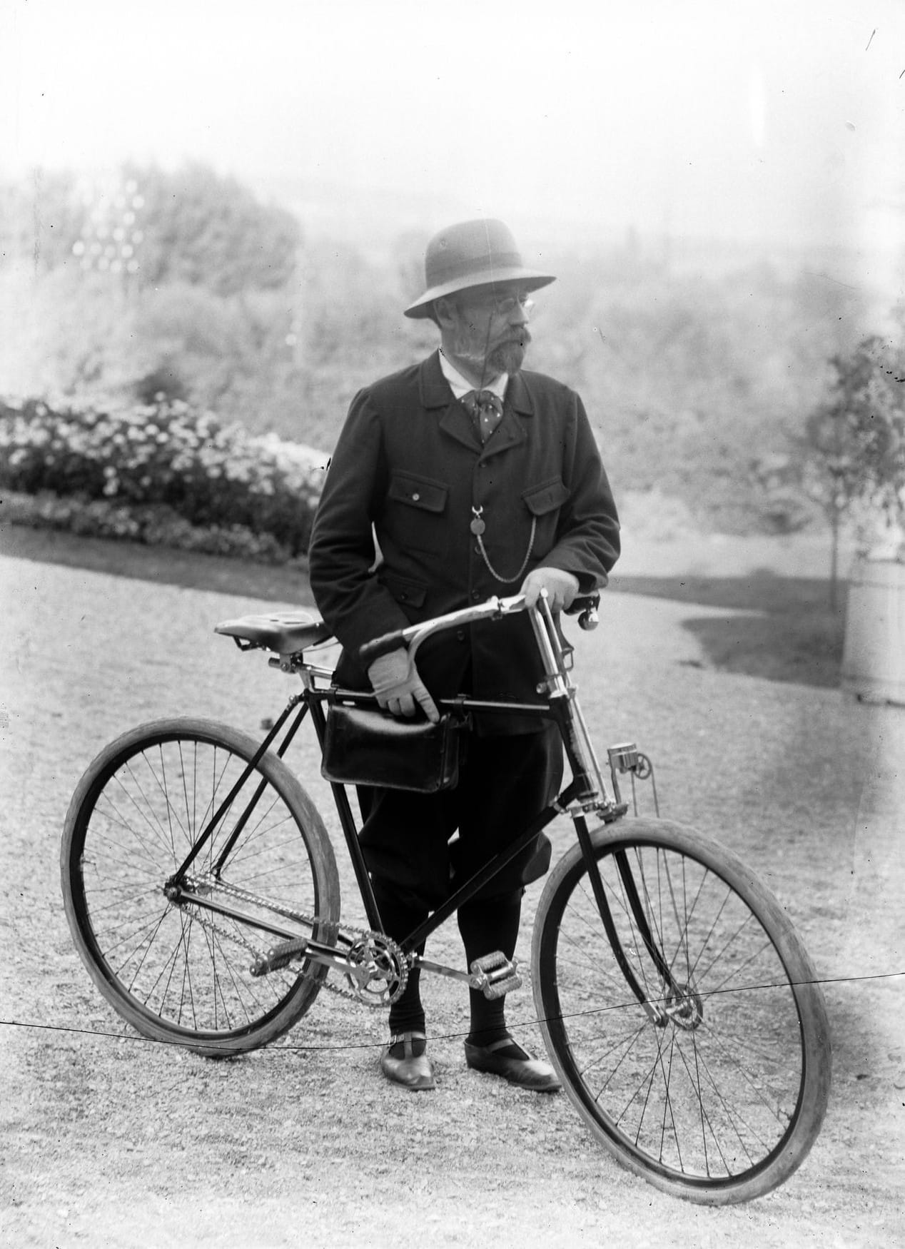 Emile Zola met fiets