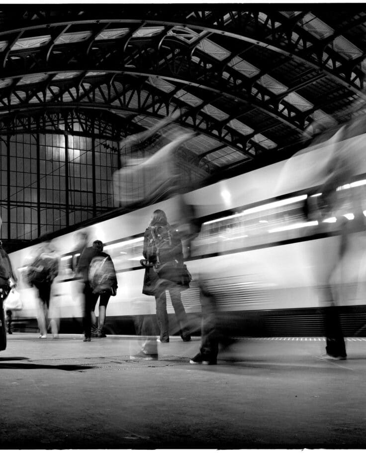 Photo de couverture du numéro de Septentrion comportant le dossier Convergens La photo a été prise par Jonas Lampens. Des passagers marchent sur le quai de la gare de Lille-Flandre alors qu'un train est encore à quai.