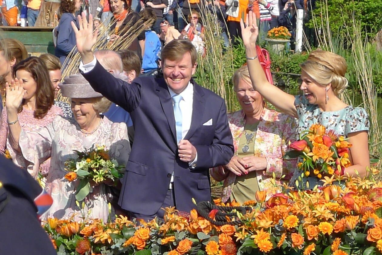 Koning Willem Alexander koningin Maxima en prinses Beatrix tijdens de viering van Koningsdag 2014 in De Rijp c wikim