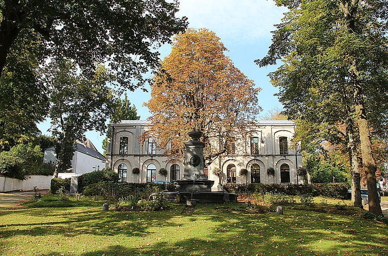 La place communale c Jean Pol GRANDMONT