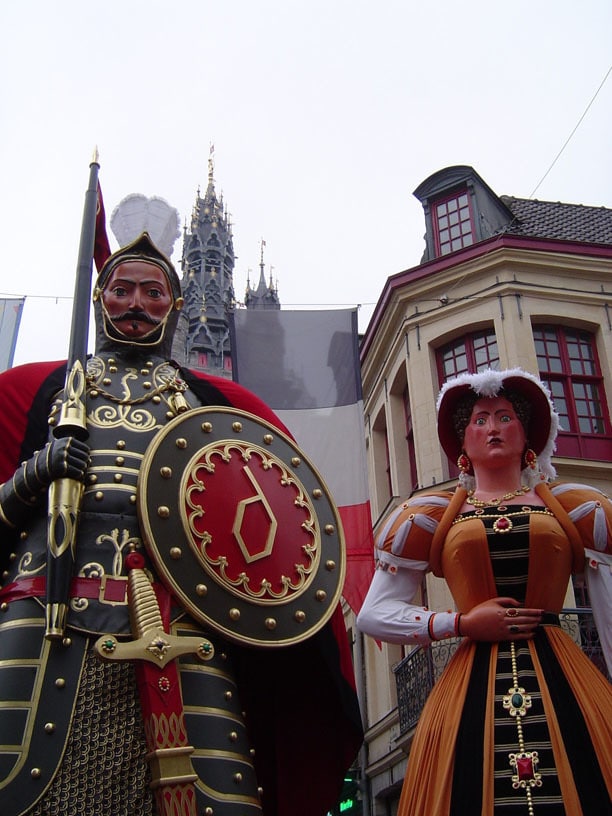 Le géant Gayant et sa femme Marie Cagenon devant le beffroi de Douai fêtes de Gayant c A Ceccarelli gayant nordnet