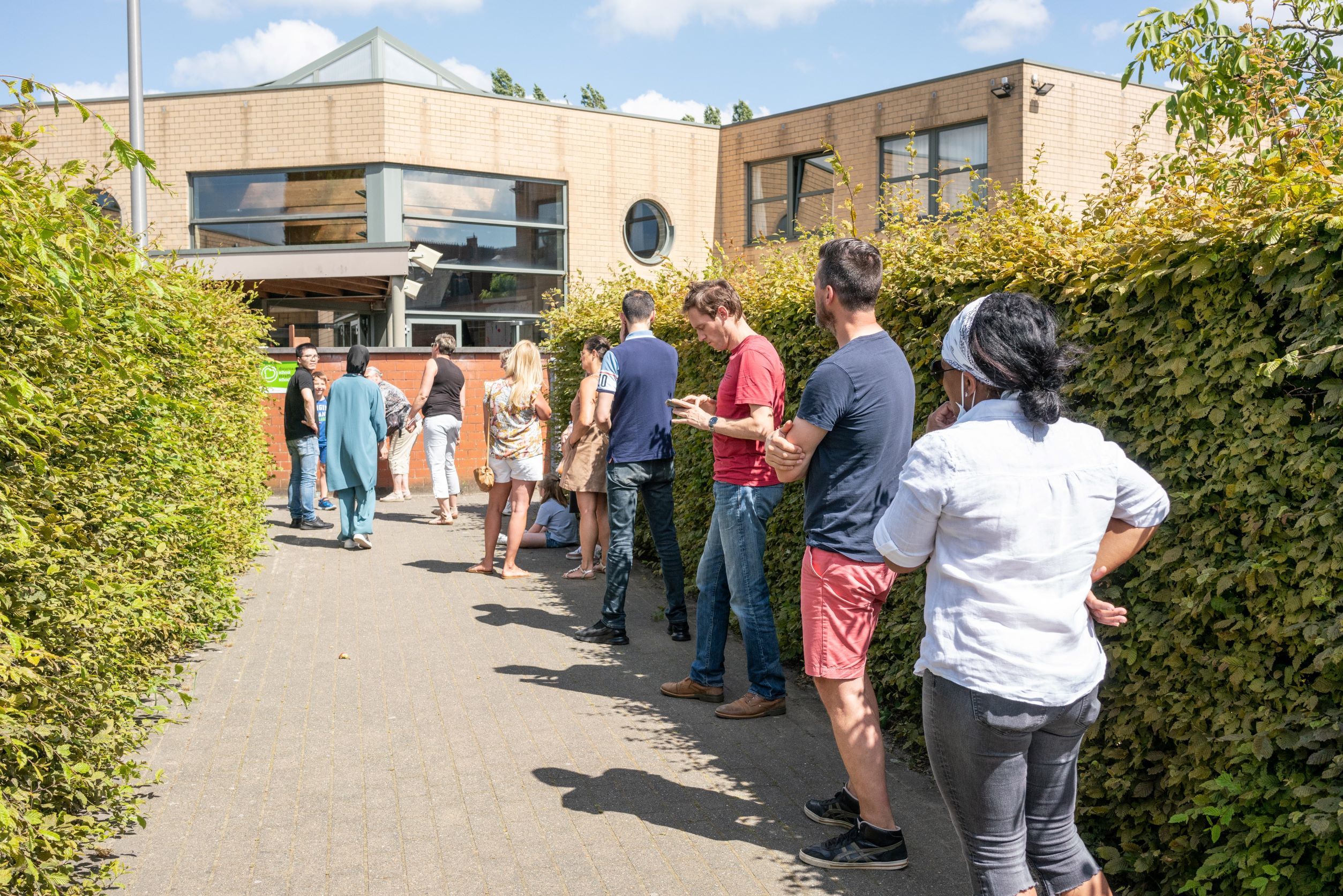 Les parents attendent leurs enfants à la sortie de lécole Rozemarijn à Drongen