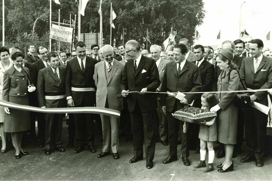 Minister Jos De Saeger opent het E3 tracé Kortrijk Rekkem 1970 beeld Stad Kortrijk