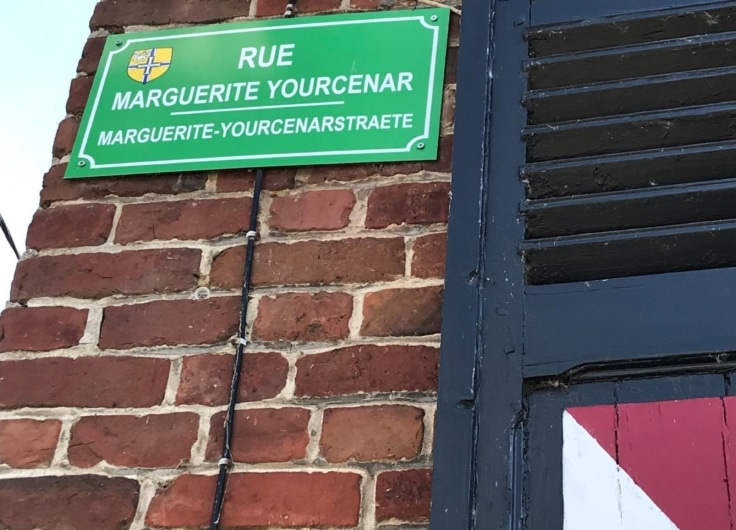 Panneau rue Yourcenar bilingue