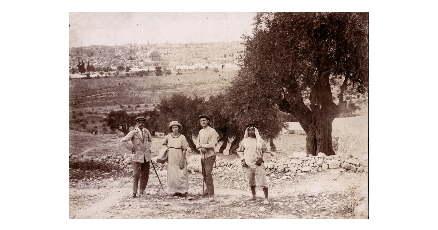 RECENSIE 4 2 De wereldwandelaars met een Arabier op de Olijfberg bij Jeruzalem ca 1913 1914 c Joods Historisch Museum