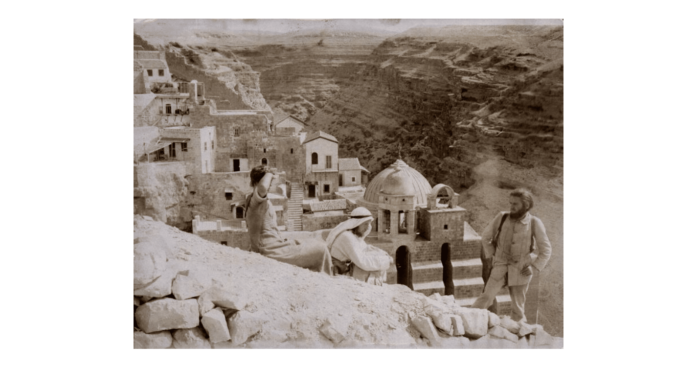 RECENSIE 4 4 De wereldwandelaars bij het Grieks orthodox klooster Mar Saba ten noord oosten van Bethlehem c Joods Historisch Museum