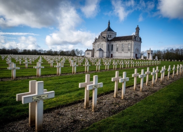 Vue de côté chapelle et croix