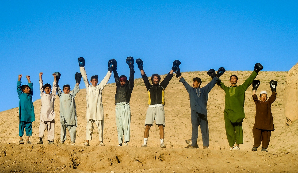 Yama Saraj et ses élèves en Afghanistan Sens Ai