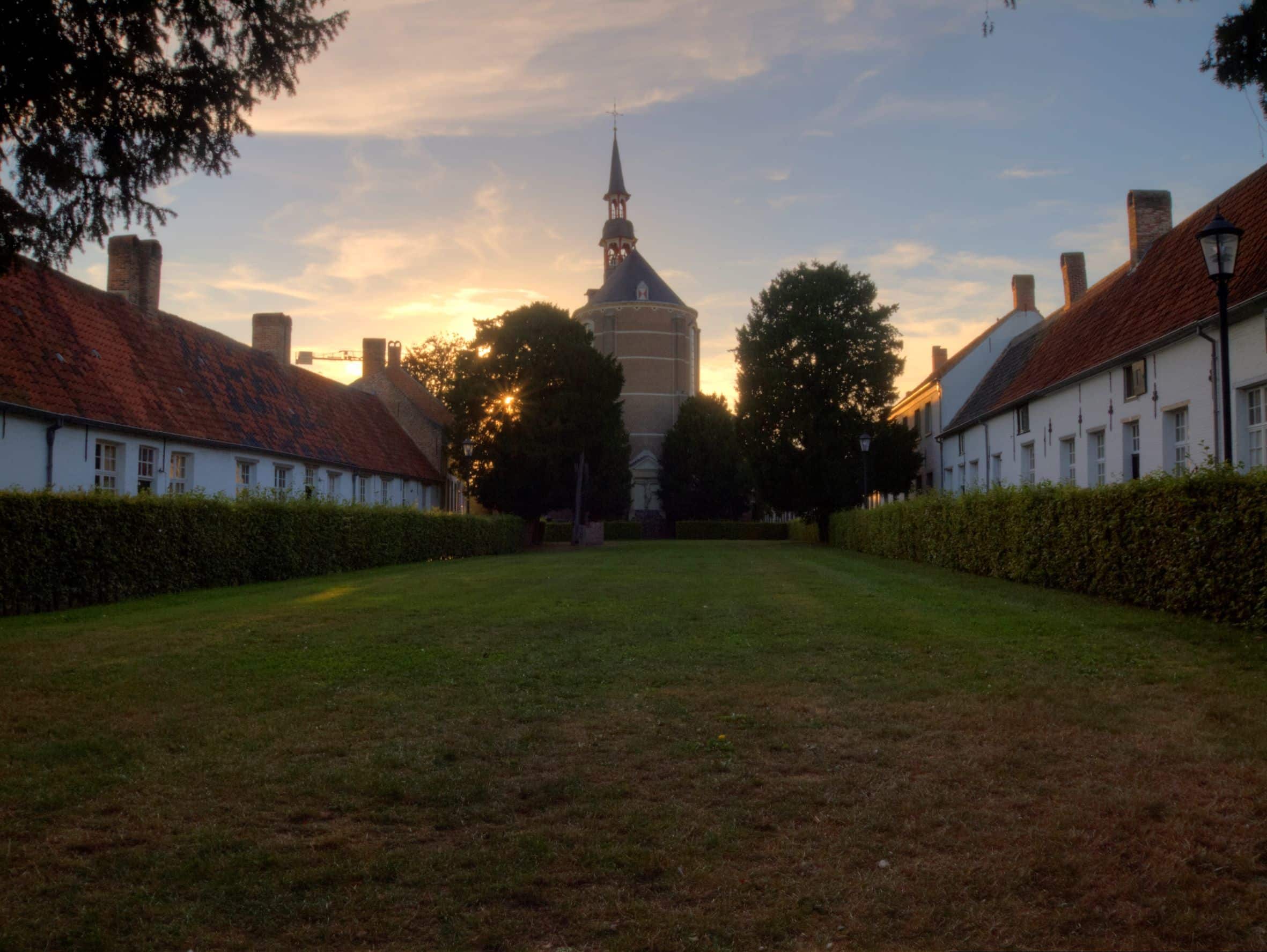 Zicht op de Begijnhofkerk Hoogstraten c wikimedia commons FA