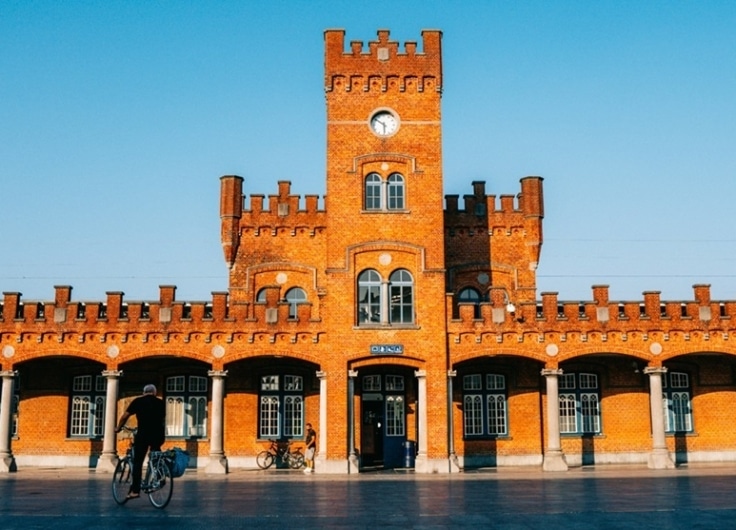 Aalst station2 1500x696 Belgian train