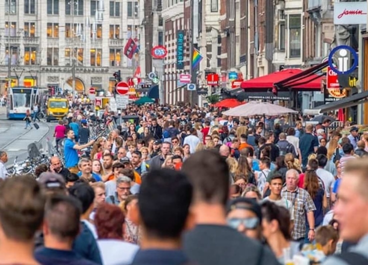 Amsterdam tourists 1300x722