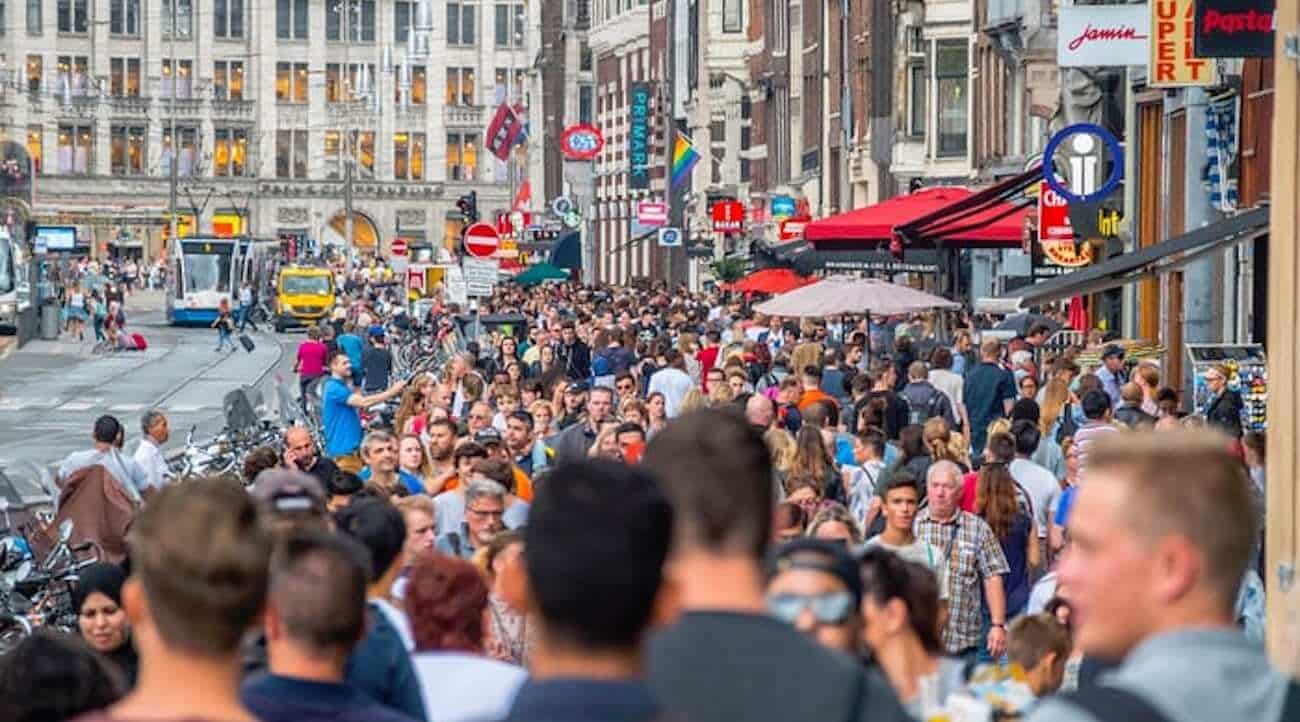 Amsterdam tourists 1300x722