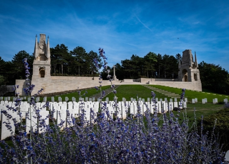 Étaples monument vue 2 avec plantes