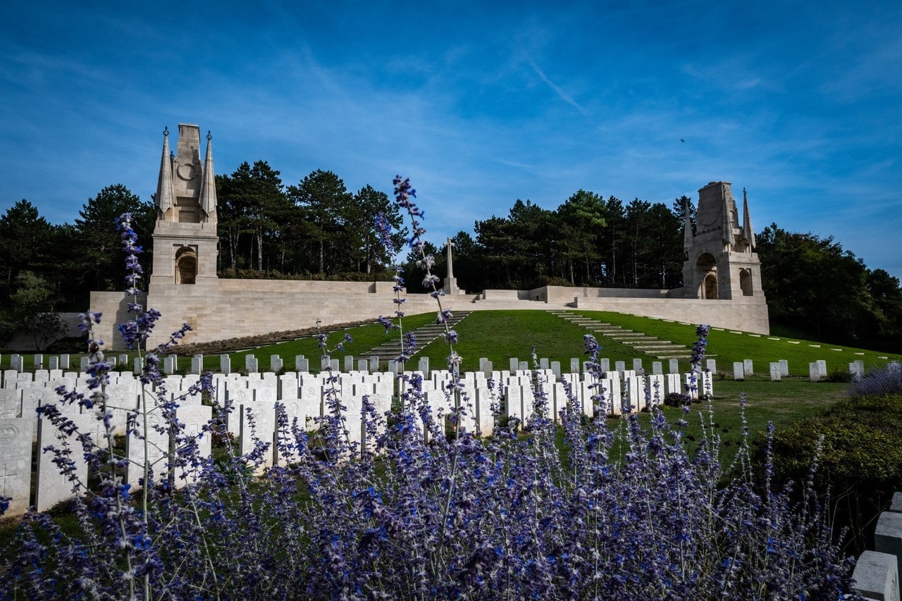 Étaples monument vue 2 avec plantes