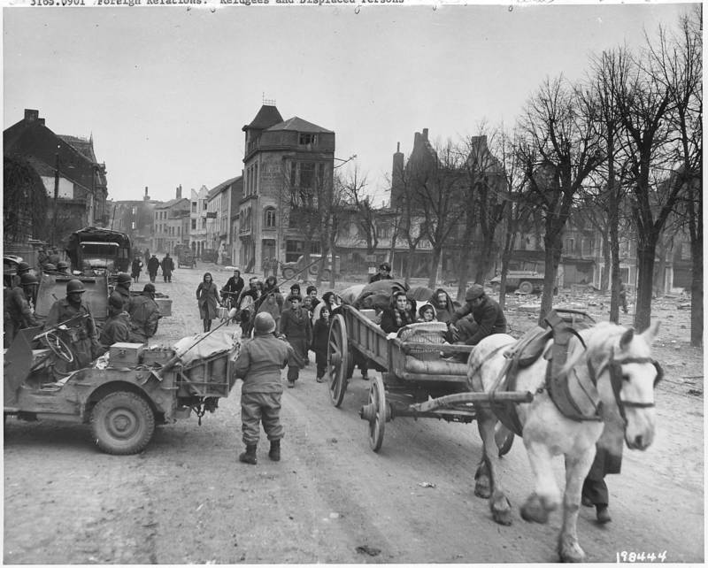 Evacuating refugees in bastogne