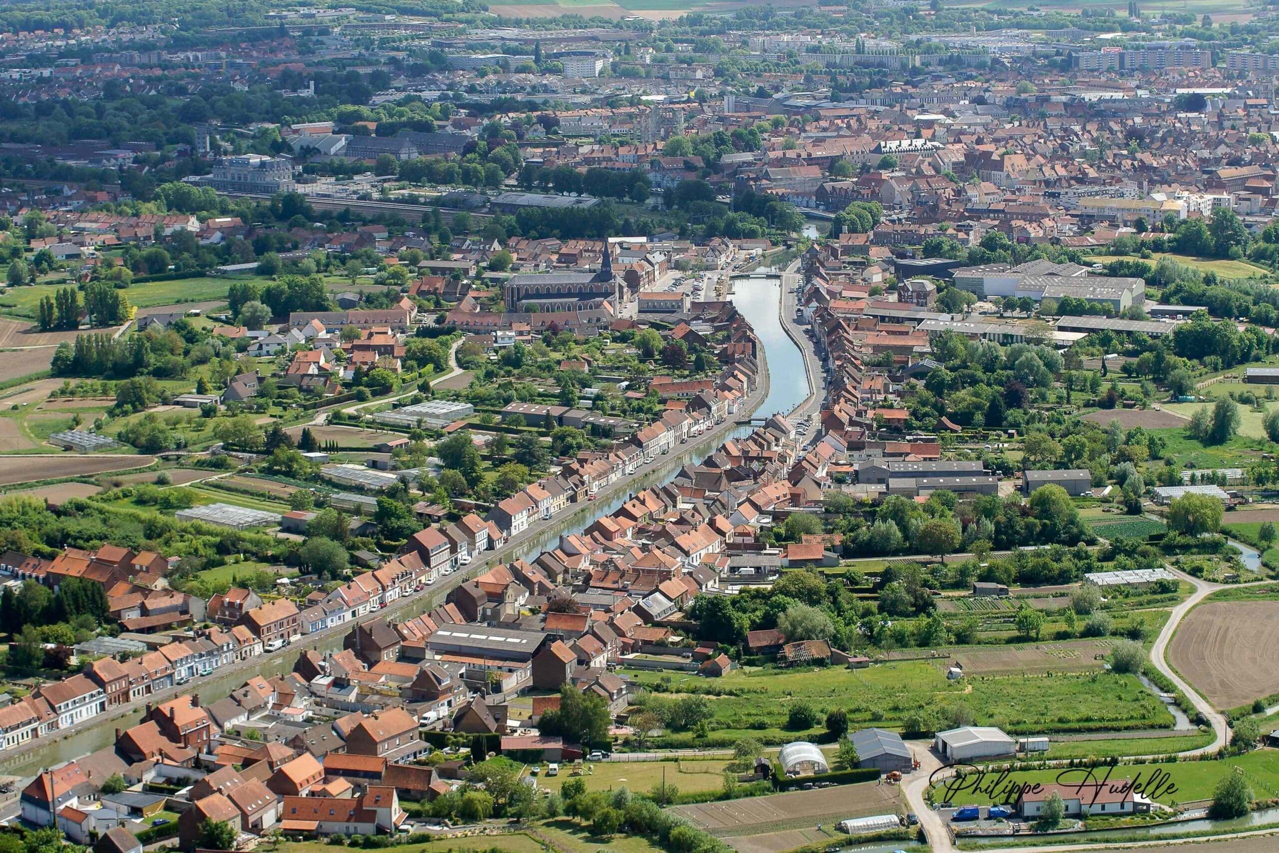 Le faubourg du Haut Pont le long de l Aa avec la ville de Saint Omer dans le fond Photo Philippe Hudelle