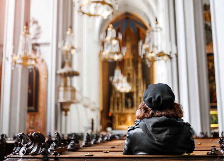 Twintiger alleen in de kerk