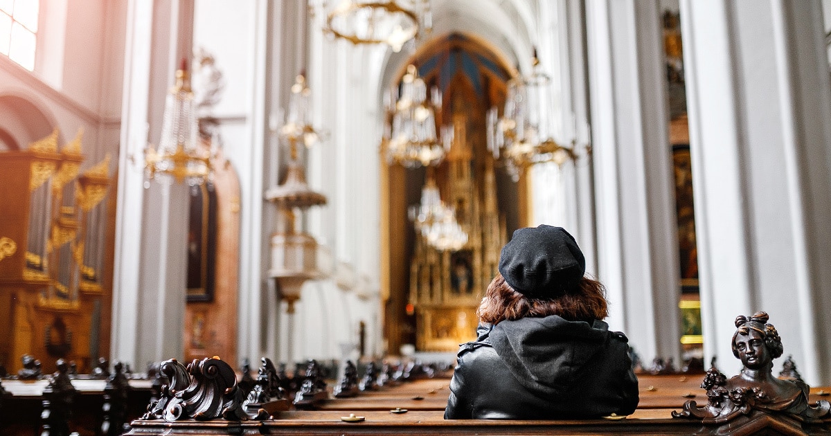 Twintiger alleen in de kerk