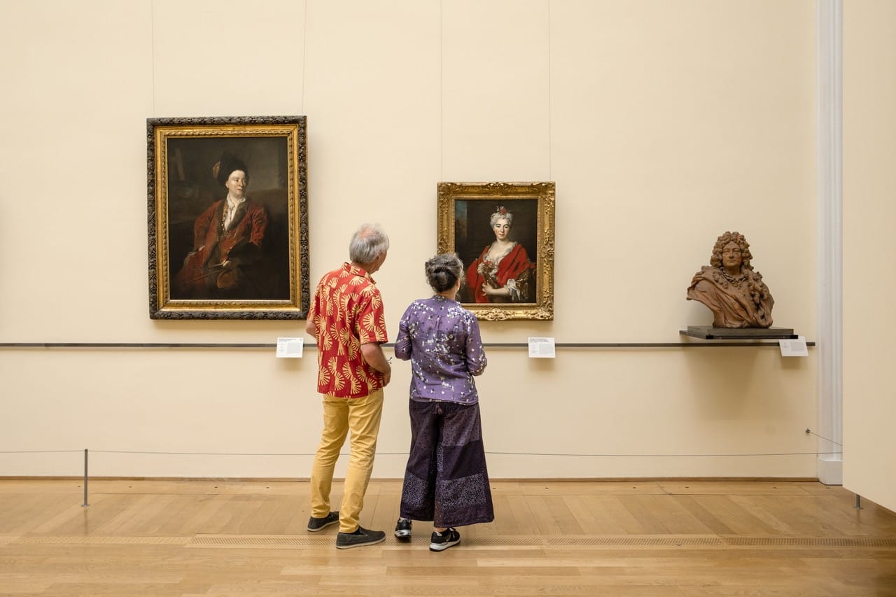 Deux visiteurs admirent des tableaux accrochés au Palais des Beaux-Arts de Lille.